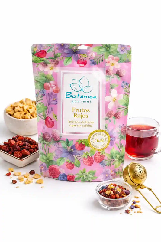 Infusión frutal de frutos rojos orgánica de Gourmet Botanica, taza con infusión de frutos rojos en una mesa.