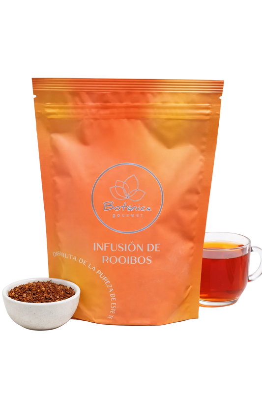 Infusión de Rooibos Natural de Gourmet Botanica, té herbal orgánico en taza con hojas de rooibos secas.