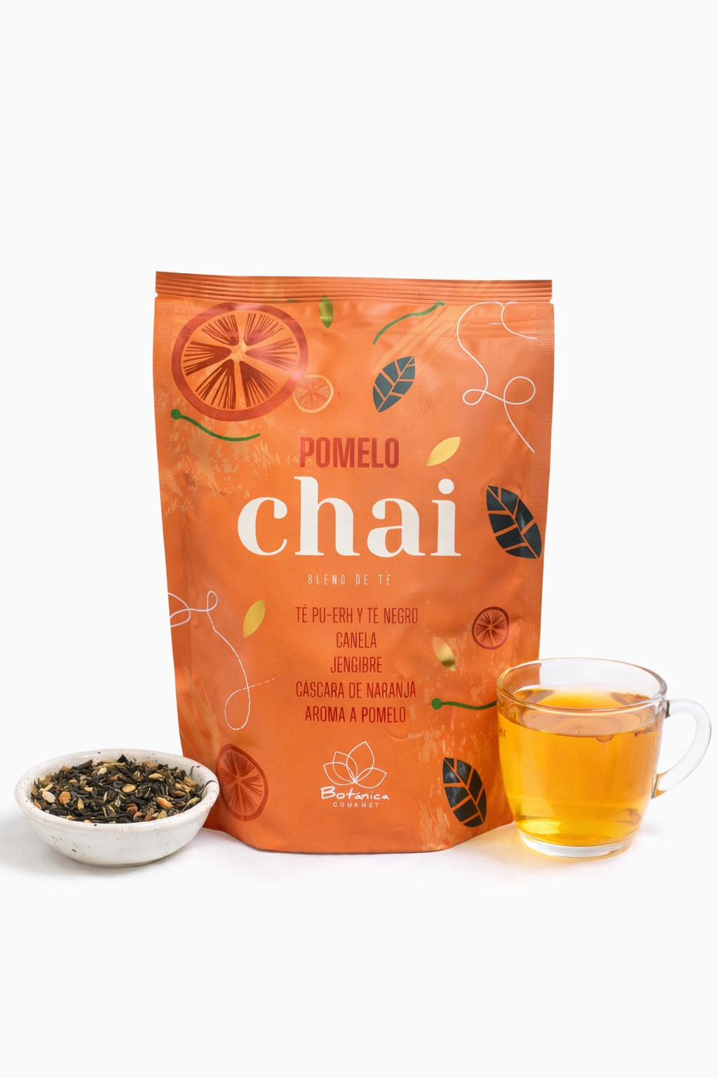 Té negro orgánico Gourmet Botanica Pomelo Chai con especias, en taza, mostrando su aroma y mezcla aromática de té y frutas cítricas.